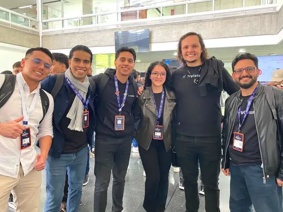 Foto con la comunidad tomada el 25 de mayo de 2026