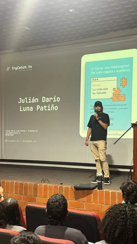 Foto con la comunidad tomada el 9 de junio de 2025