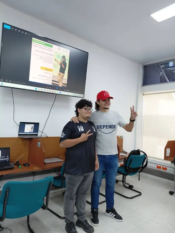 Foto con la comunidad tomada el 15 de julio de 2025