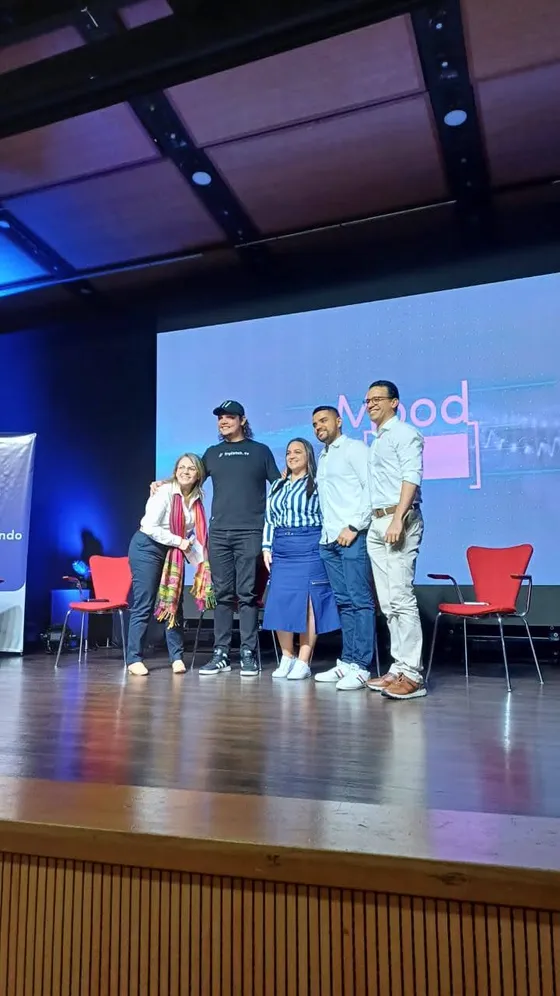 Foto con la comunidad tomada el 8 de octubre de 2025
