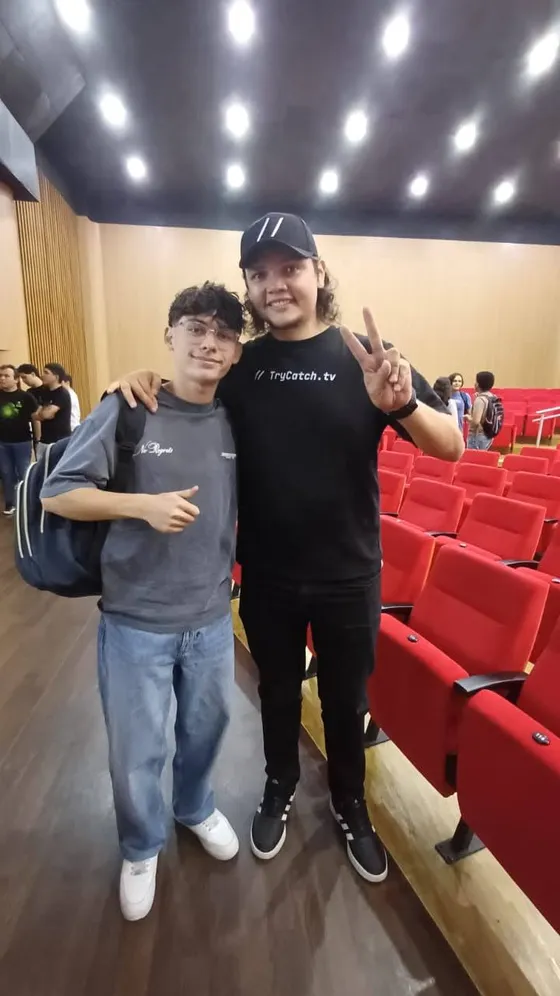 Foto con la comunidad tomada el 8 de octubre de 2025