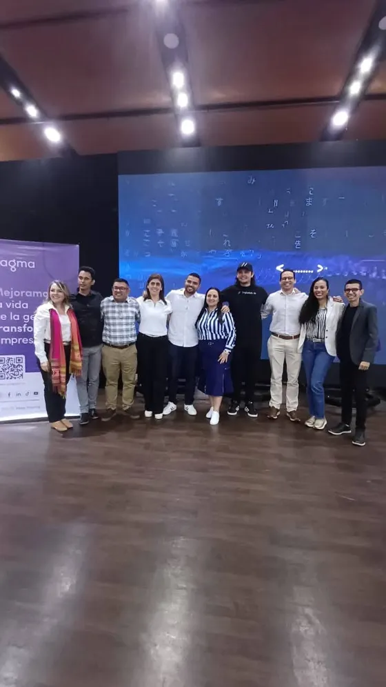 Foto con la comunidad tomada el 8 de octubre de 2025