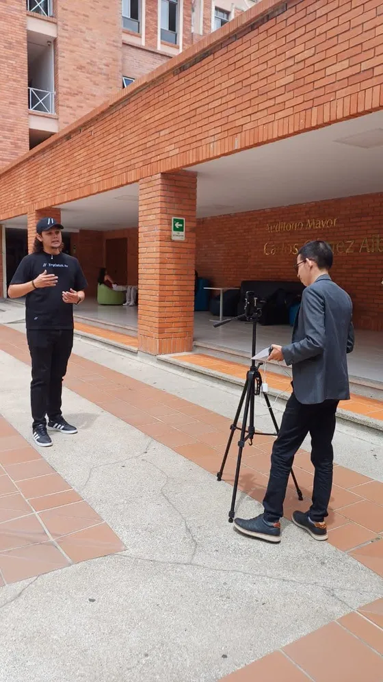Foto con la comunidad tomada el 8 de octubre de 2025