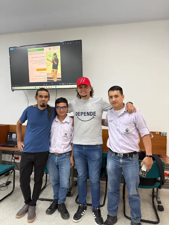 Foto con la comunidad tomada el 15 de julio de 2025