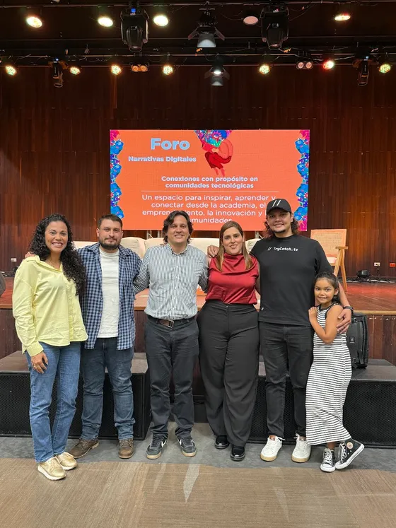 Foto con la comunidad tomada el 25 de agosto de 2025