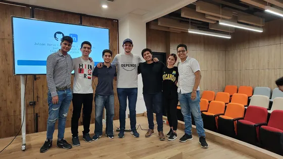Foto con la comunidad tomada el 28 de agosto de 2023