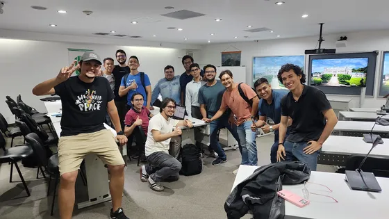 Foto con la comunidad tomada el 25 de abril de 2024