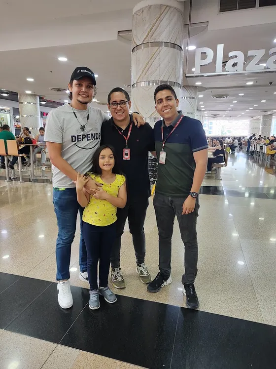 Foto con la comunidad tomada el 6 de diciembre de 2024
