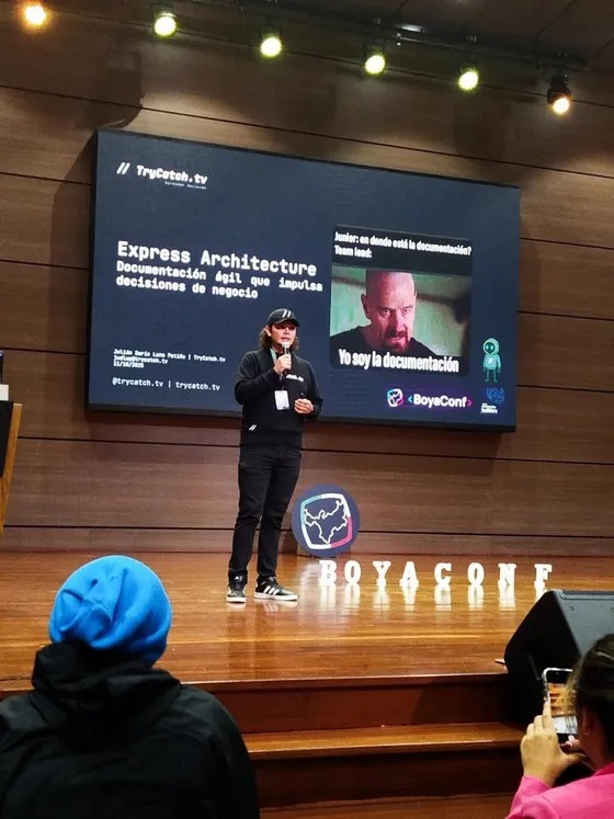 Foto con la comunidad tomada el 12 de octubre de 2025
