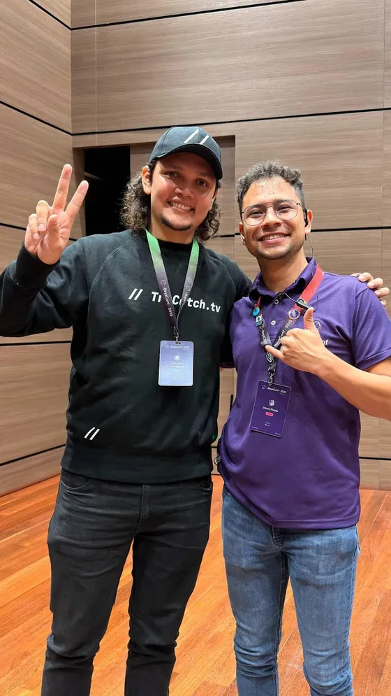 Foto con la comunidad tomada el 14 de octubre de 2025