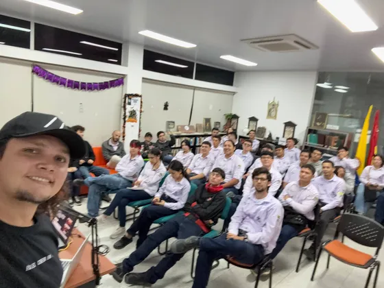 Foto con la comunidad tomada el 3 de octubre de 2025