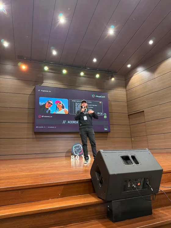 Foto con la comunidad tomada el 11 de octubre de 2025