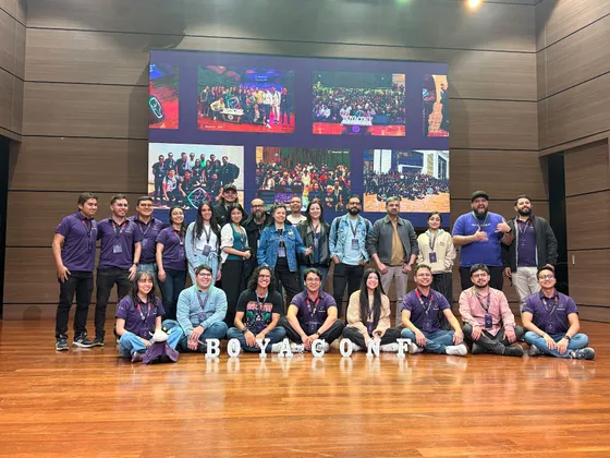 Foto con la comunidad tomada el 11 de octubre de 2025