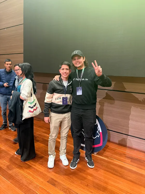 Foto con la comunidad tomada el 11 de octubre de 2025