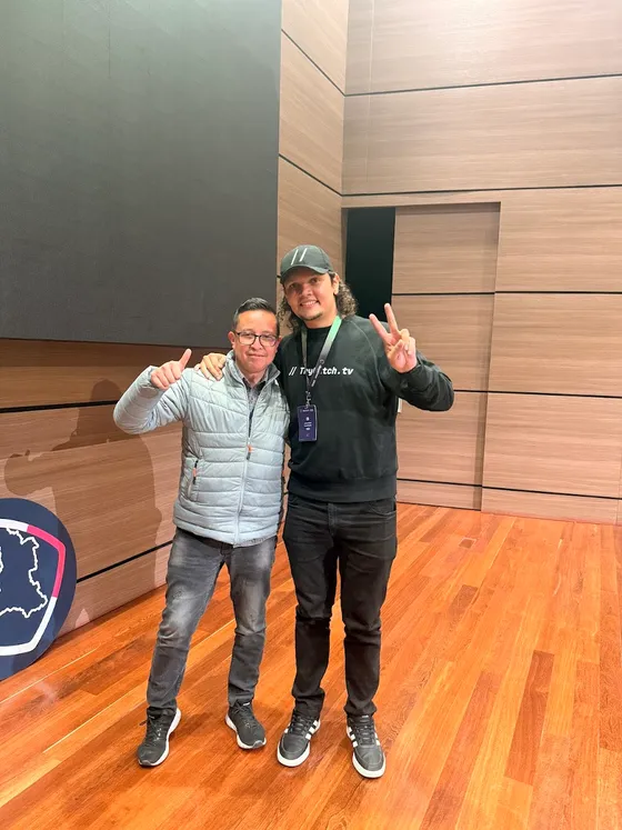Foto con la comunidad tomada el 11 de octubre de 2025