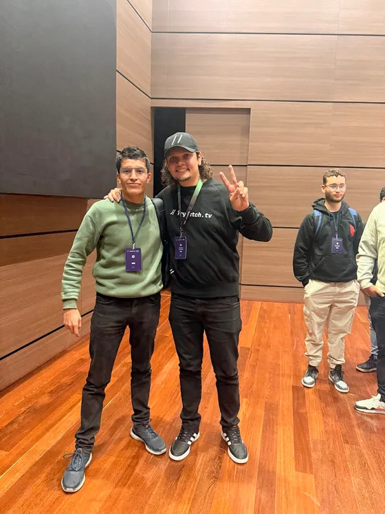 Foto con la comunidad tomada el 11 de octubre de 2025