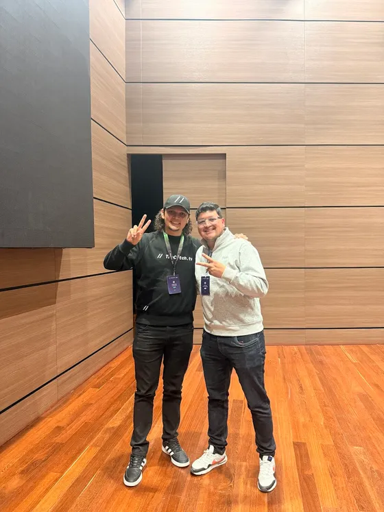 Foto con la comunidad tomada el 11 de octubre de 2025