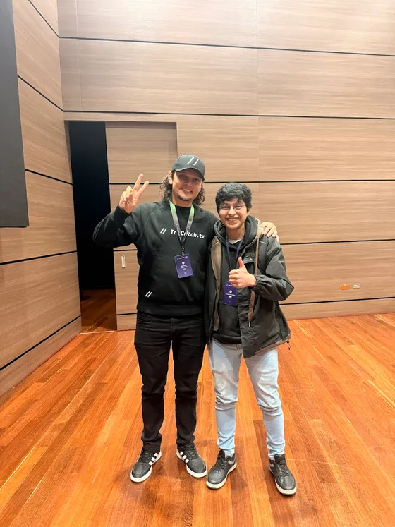 Foto con la comunidad tomada el 11 de octubre de 2025