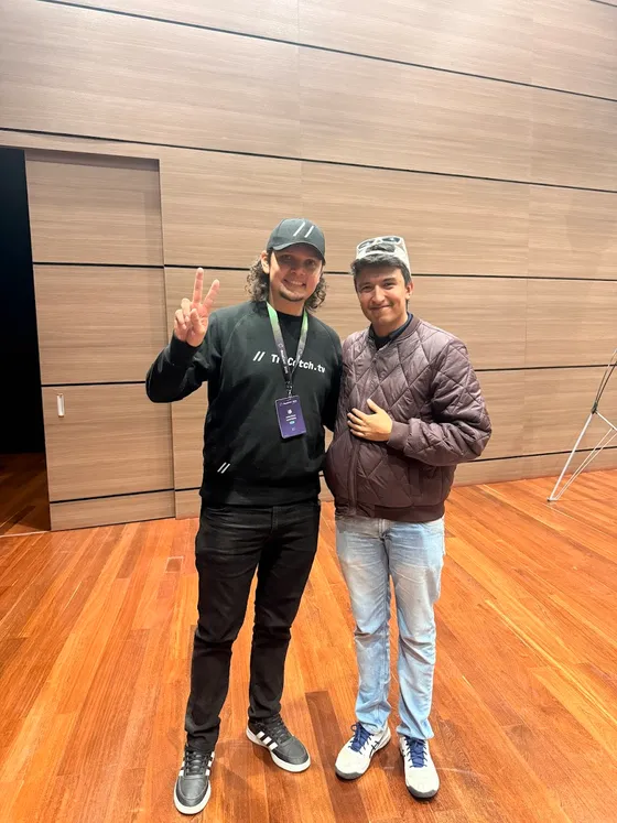 Foto con la comunidad tomada el 11 de octubre de 2025
