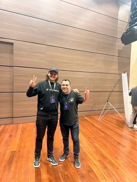 Foto con la comunidad tomada el 11 de octubre de 2025