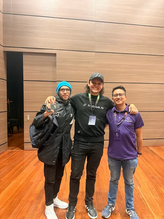 Foto con la comunidad tomada el 11 de octubre de 2025
