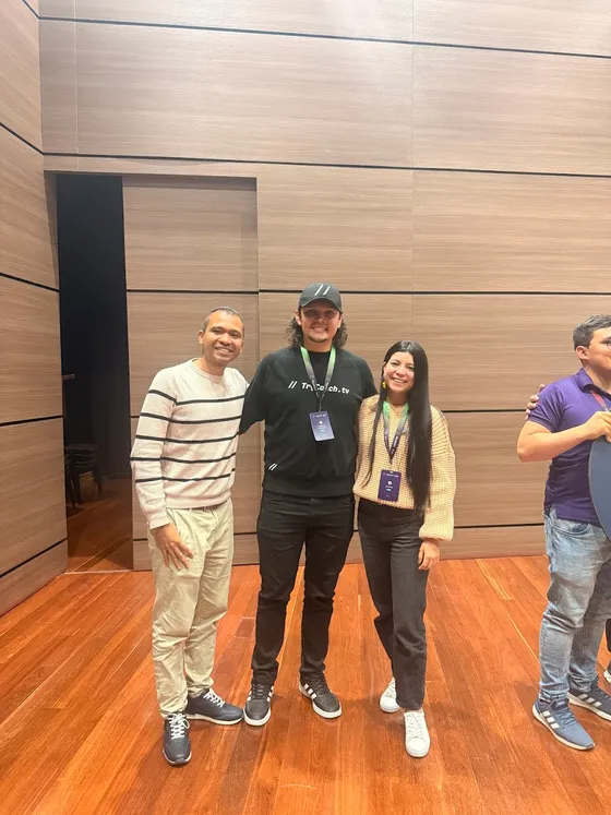 Foto con la comunidad tomada el 11 de octubre de 2025