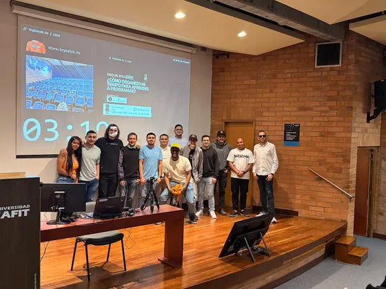 Foto con la comunidad tomada el 25 de octubre de 2025