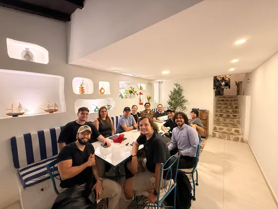 Foto con la comunidad tomada el 7 de noviembre de 2025