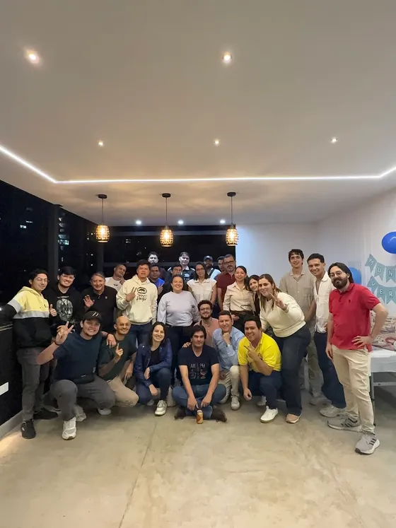 Foto con la comunidad tomada el 6 de febrero de 2026