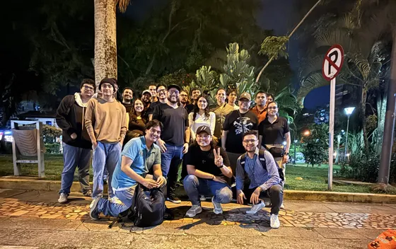 Foto con la comunidad tomada el 10 de abril de 2026