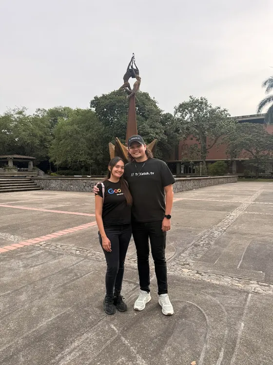 Foto con la comunidad tomada el 13 de junio de 2026