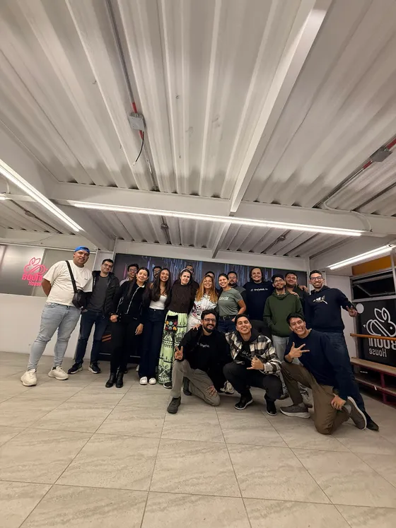 Foto con la comunidad tomada el 25 de junio de 2026
